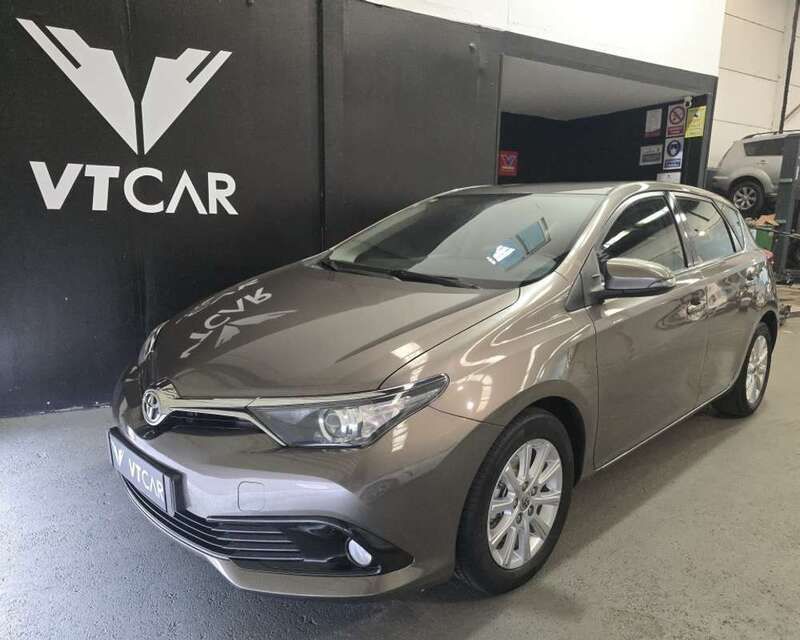 Gris Usado 2016 Toyota Auris Business Edition Utilitario | 11.990 € (Un poco caro) - Imagen 1/4