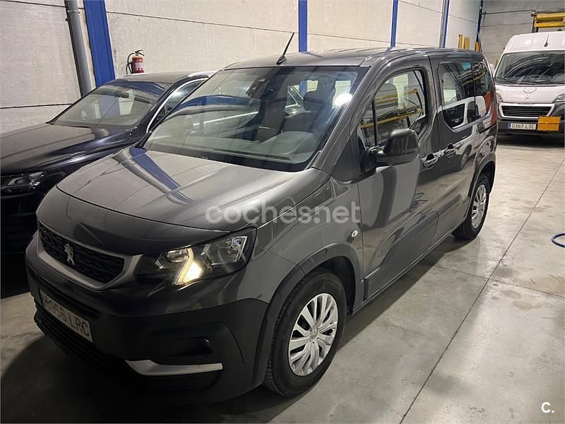 Usado Peugeot Rifter Active 100 CV (73 kW) 2021 Gris / plata Monovolumen