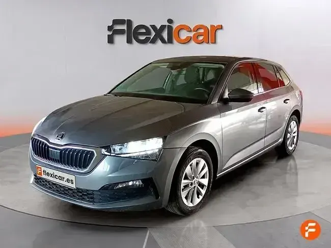 Usado Skoda Scala Selection 115 CV (84 kW) 2024 Gris Utilitario