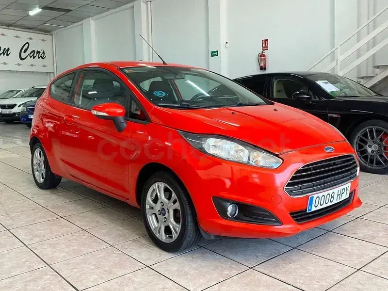 Usado Ford Fiesta Trend 100 CV (73 kW) 2013 Rojo Berlina