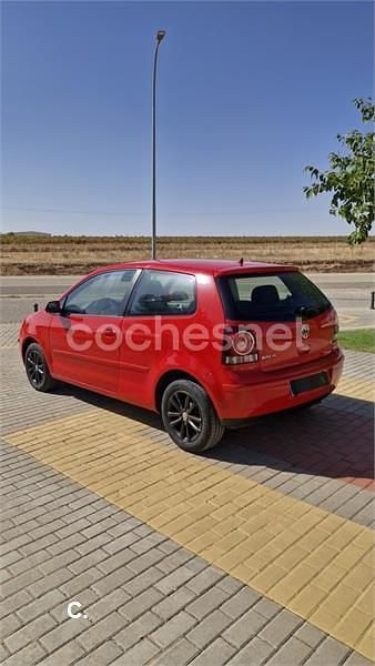 Usado VW Polo Advance 80 CV (58 kW) 2005 Rojo Utilitario