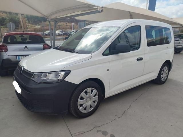 Usado VW Caddy Maxi Comfortline 102 CV (75 kW) 2023 Blanco Monovolumen