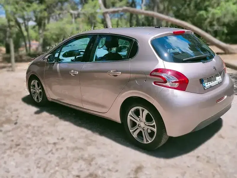 Usado Peugeot 208 Allure 120 CV (88 kW) 2013 Beige Utilitario