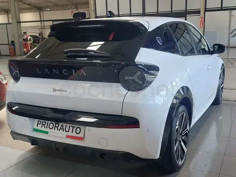 Usado Lancia Ypsilon 110 CV (80 kW) 2025 Blanco Utilitario