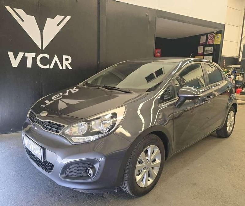 Gris Usado 2014 Kia Rio Utilitario | 5990 € (Precio justo) - Imagen 1/4