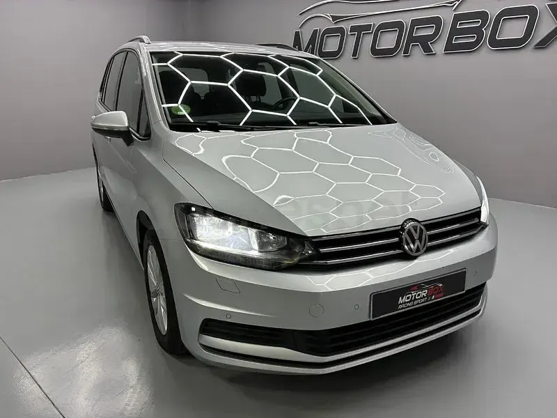 Usado VW Touran Advance 115 CV (84 kW) 2019 Gris / plata Monovolumen