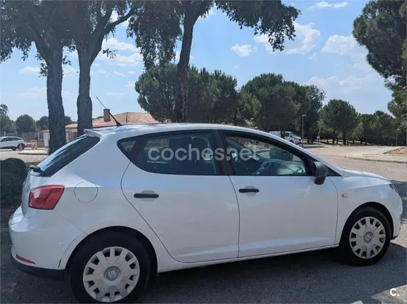 Usado Seat Ibiza Reference 85 CV (62 kW) 2010 Blanco Berlina