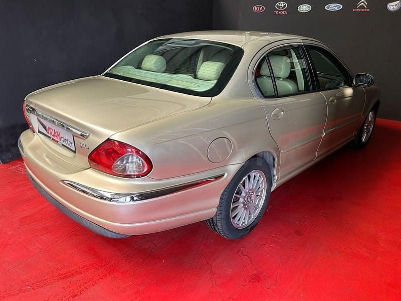 Usado Jaguar X-type Executive 155 CV (114 kW) 2006 Beige Berlina