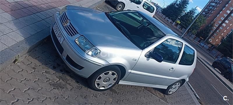 Usado VW Polo Trendline 75 CV (55 kW) 2001 Gris / plata Berlina