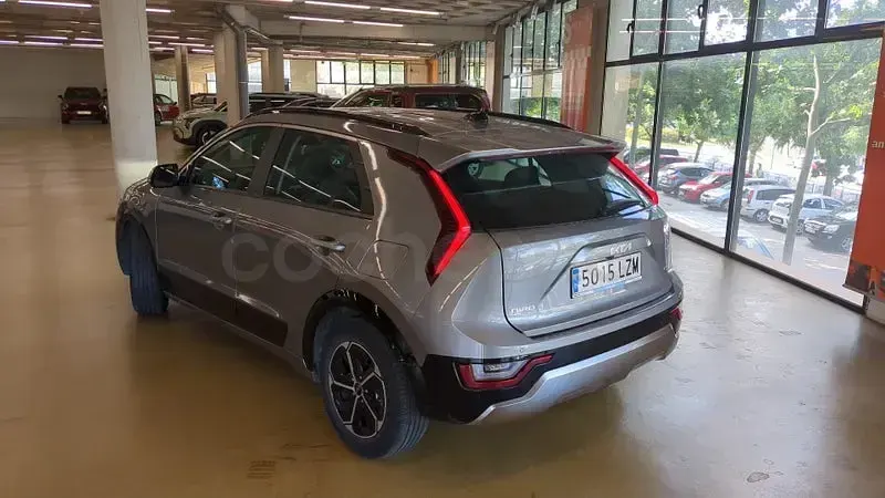 Usado Kia Niro 141 CV (103 kW) 2022 Gris / plata SUV