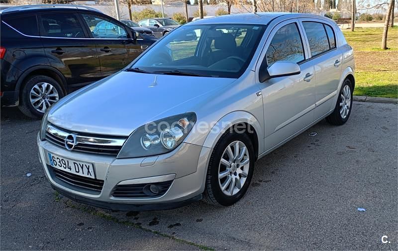 Usado Opel Astra Cosmo 100 CV (73 kW) 2006 Gris / plata Berlina