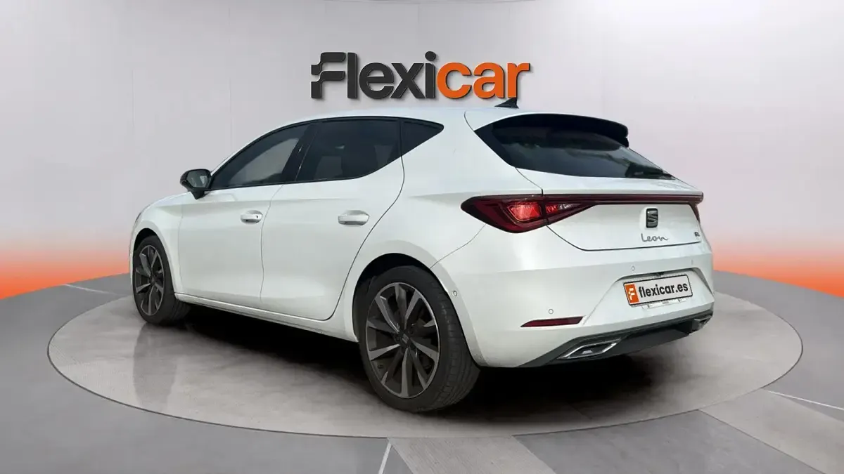 Usado Seat Leon Style 131 CV (96 kW) 2022 Blanco Berlina