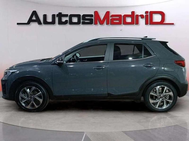 Usado Kia Stonic GT-Line 121 CV (88 kW) 2021 Gris / plata SUV