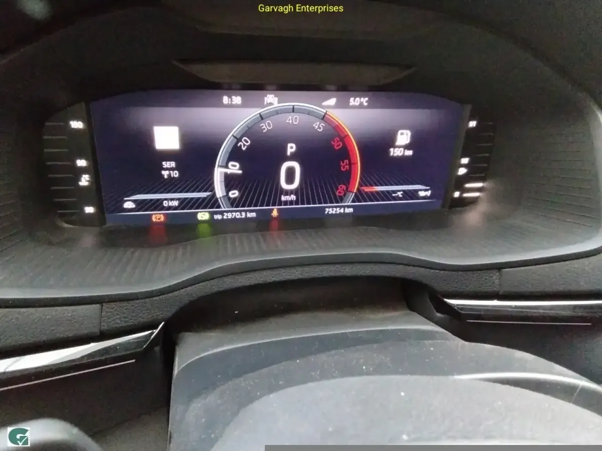 Usado Skoda Karoq SportLine 150 CV (110 kW) 2023 Gris/plata SUV