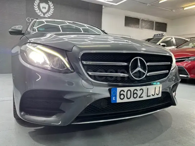 Usado Mercedes E220 194 CV (142 kW) 2020 Gris / plata Berlina