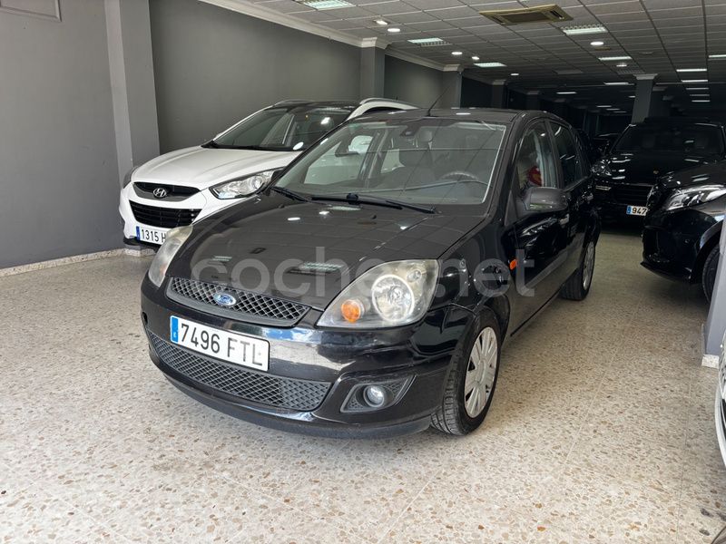 Negro Usado 2007 Ford Fiesta Ghia Utilitario | 3850 € (Precio justo) - Imagen 1/4