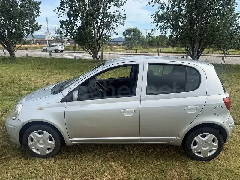 Usado Toyota Yaris Sol 87 CV (63 kW) 2005 Gris / plata Berlina