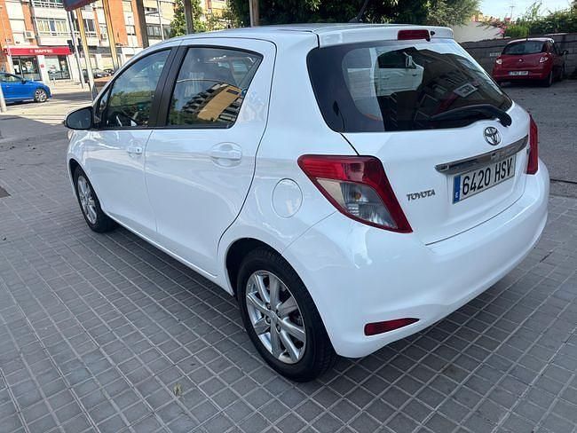 Usado Toyota Yaris Active 69 CV (50 kW) 2013 Blanco Berlina