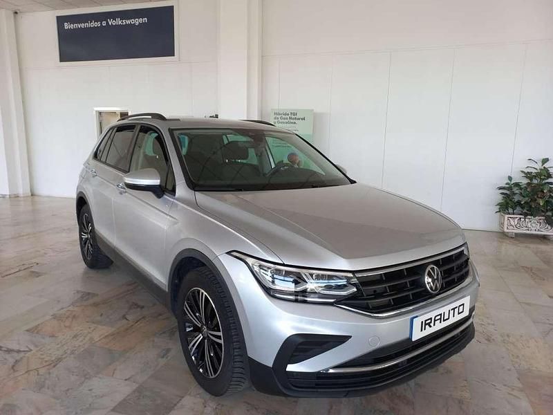 Plateado Usado 2021 VW Tiguan Life SUV | 28.990 € (Precio justo) - Imagen 1/4