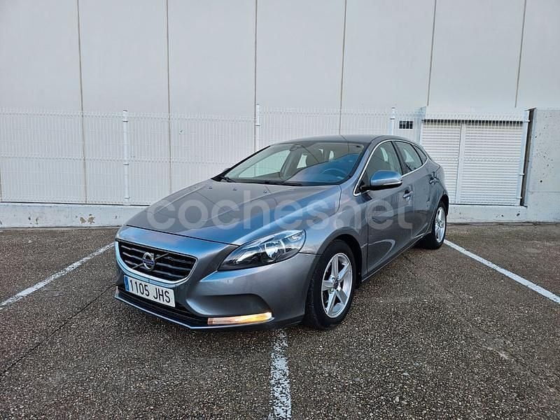Gris / plata Usado 2015 Volvo V40 Momentum Berlina | 8850 € (Precio justo) - Imagen 1/4