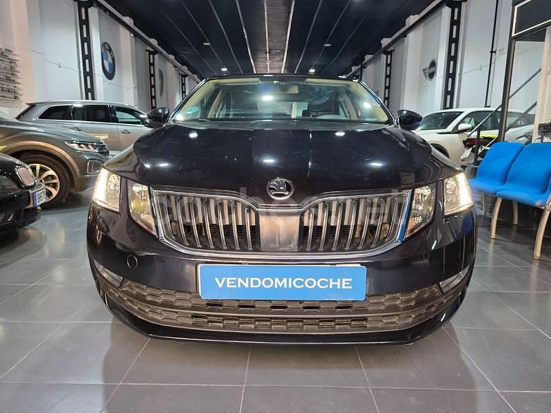 Negro Usado 2020 Skoda Octavia Style Berlina | 9990 € (Buen precio) - Imagen 1/4