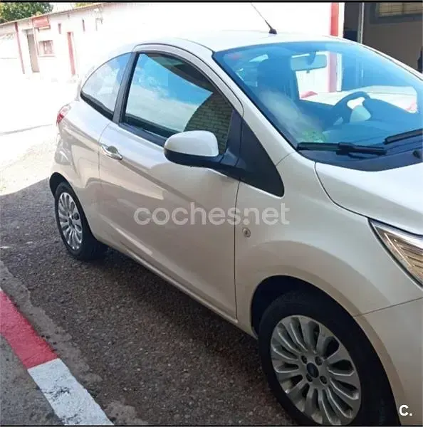 Usado Ford Ka Trend 69 CV (50 kW) 2016 Blanco Berlina