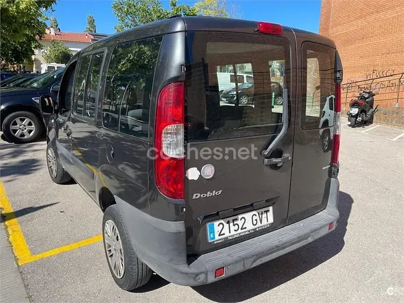 Usado Fiat Doblò Active 105 CV (77 kW) 2010 Gris / plata Monovolumen
