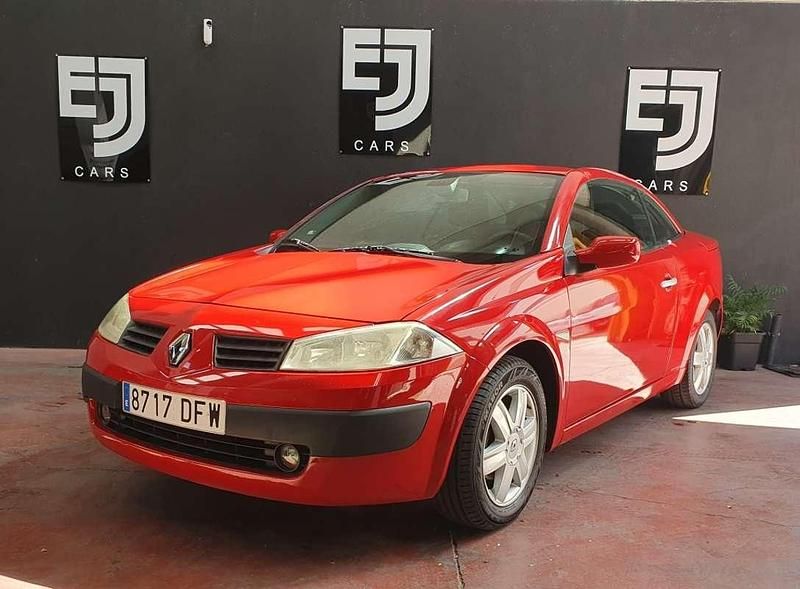 Usado Renault Mégane Cabriolet Authentique 114 CV (83 kW) 2005 Rojo Descapotable