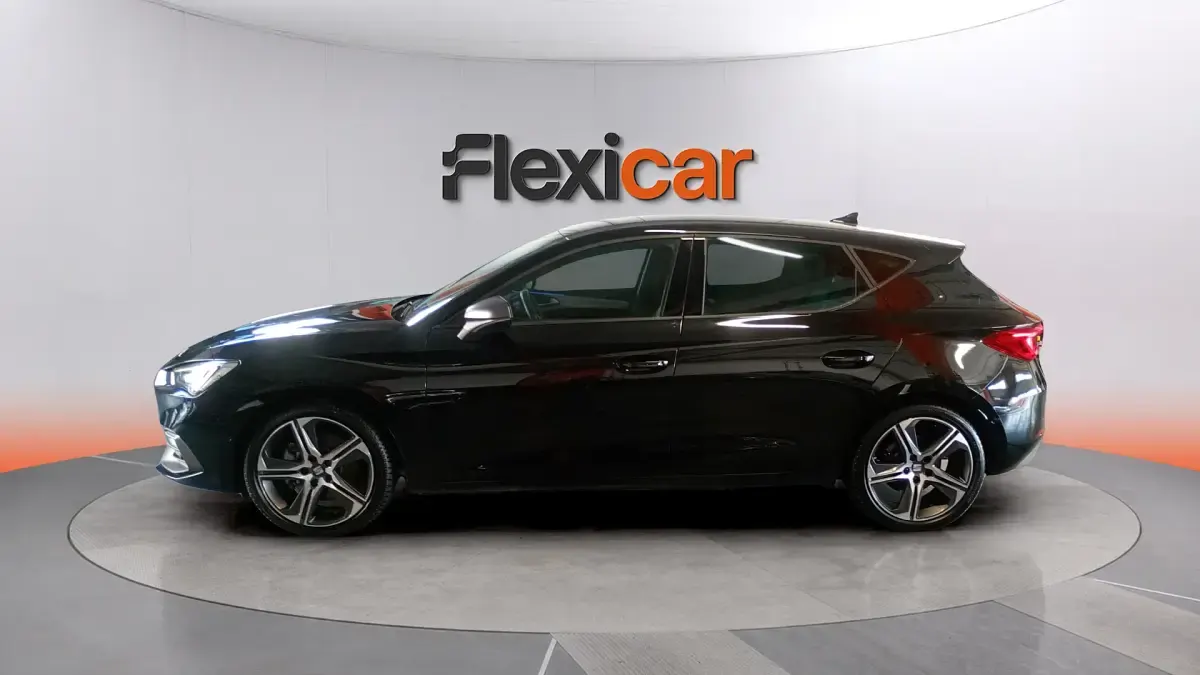 Usado Seat Leon FR 150 CV (110 kW) 2022 Negro Familiar