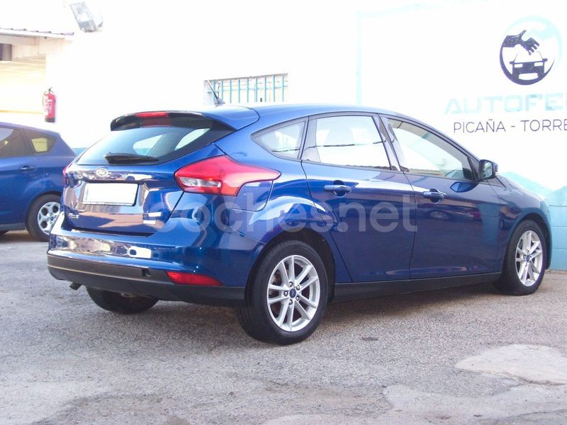 Usado Ford Focus Trend 125 CV (91 kW) 2017 Azul Berlina