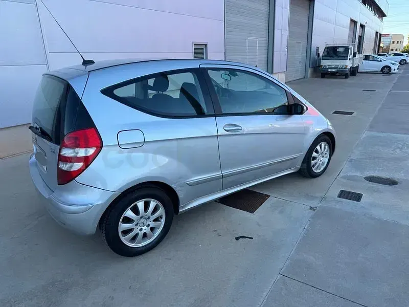 Usado Mercedes A180 Classic 109 CV (80 kW) 2005 Gris / plata Berlina