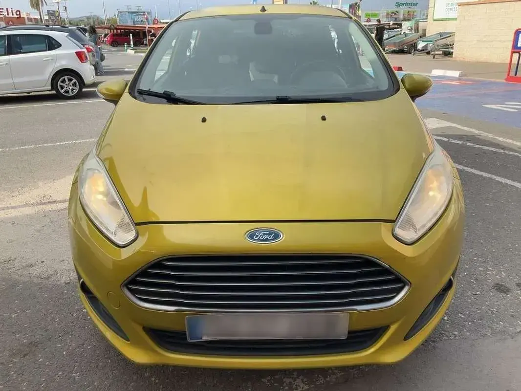 Usado Ford Fiesta Titanium 95 CV (69 kW) 2013 Amarillo Utilitario