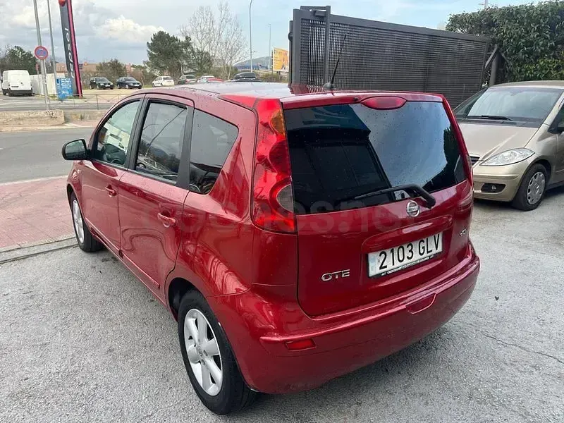 Usado Nissan Note Acenta 86 CV (63 kW) 2009 Granate Utilitario