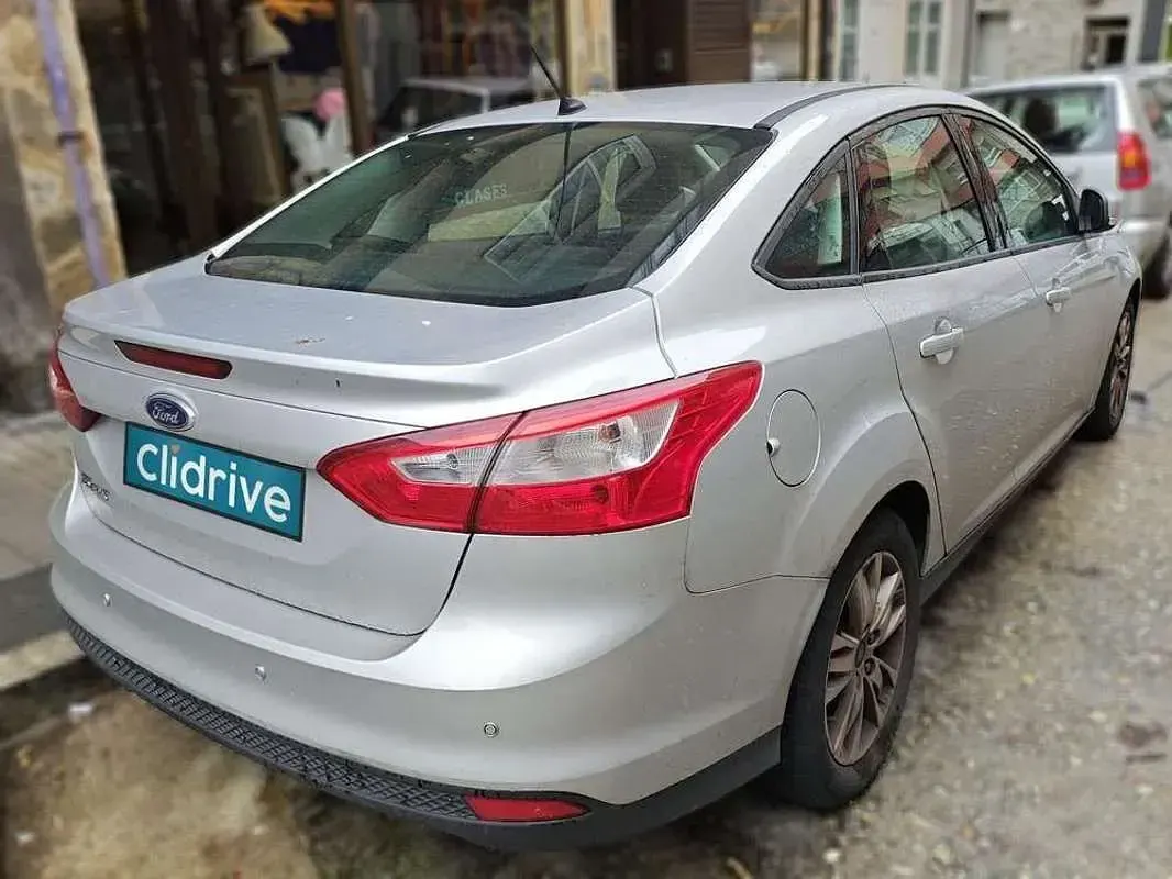 Usado Ford Focus Trend 116 CV (85 kW) 2012 Gris Utilitario