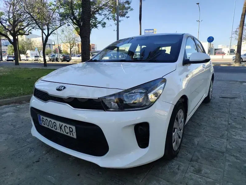Usado Kia Rio Plus 84 CV (61 kW) 2018 Blanco Berlina