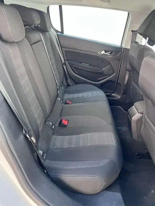 Usado Peugeot 308 Allure 120 CV (88 kW) 2015 Blanco Utilitario