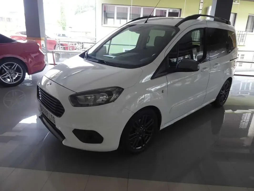 Usado Ford Tourneo Sport 101 CV (74 kW) 2021 Blanco Van