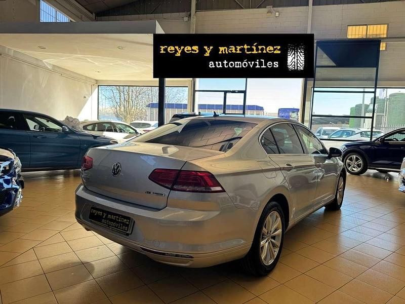 Usado VW Passat Advance 120 CV (88 kW) 2016 Gris Berlina