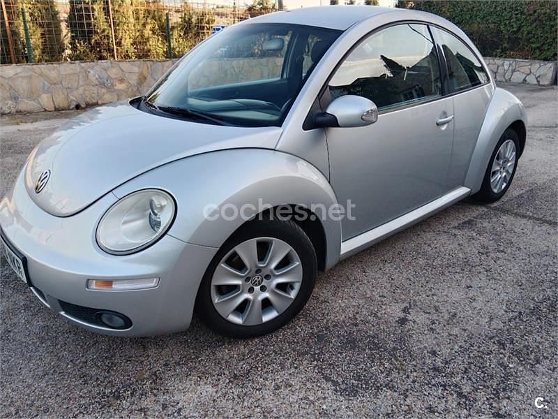 Usado VW New Beetle 102 CV (75 kW) 2008 Gris / plata Utilitario