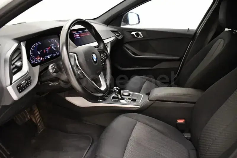 Usado BMW 118 Comfort Edition 150 CV (110 kW) 2022 Blanco Berlina