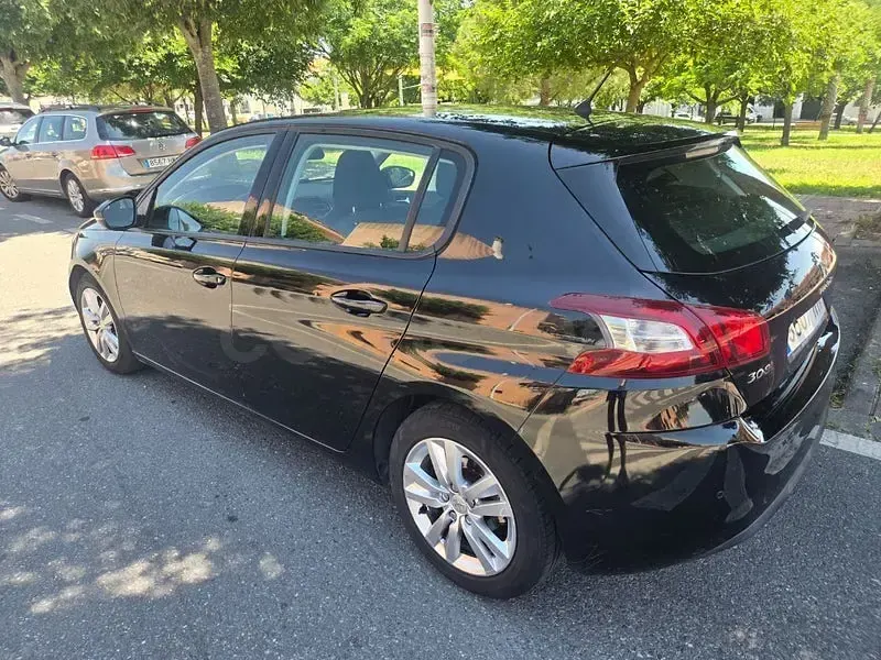 Usado Peugeot 308 Active 92 CV (67 kW) 2014 Negro Berlina