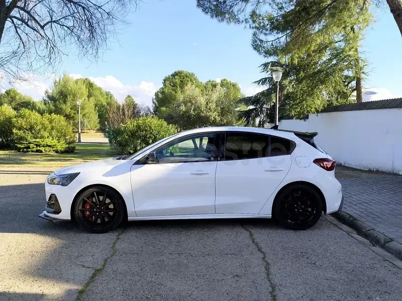 Używany Ford Focus ST 280 KM (205 kW) 2025 Biały Sedan/Limuzyna