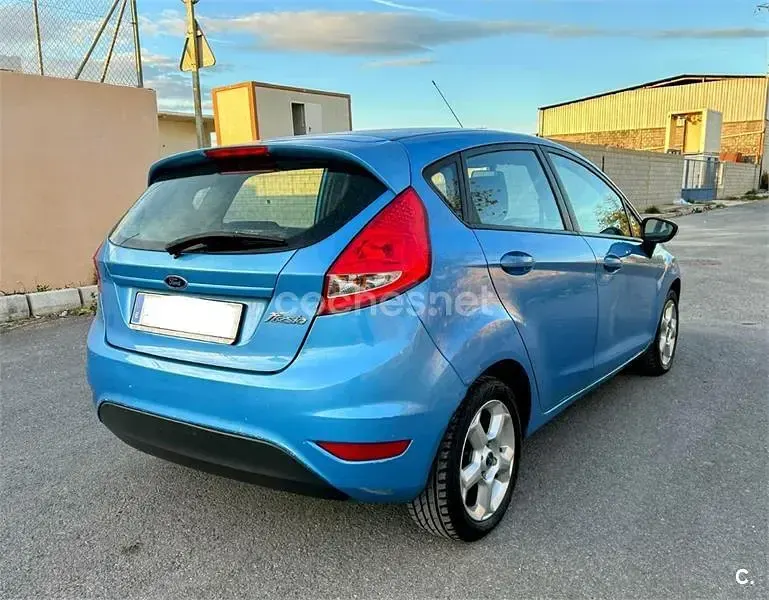 Usado Ford Fiesta Trend 82 CV (60 kW) 2010 Azul Utilitario