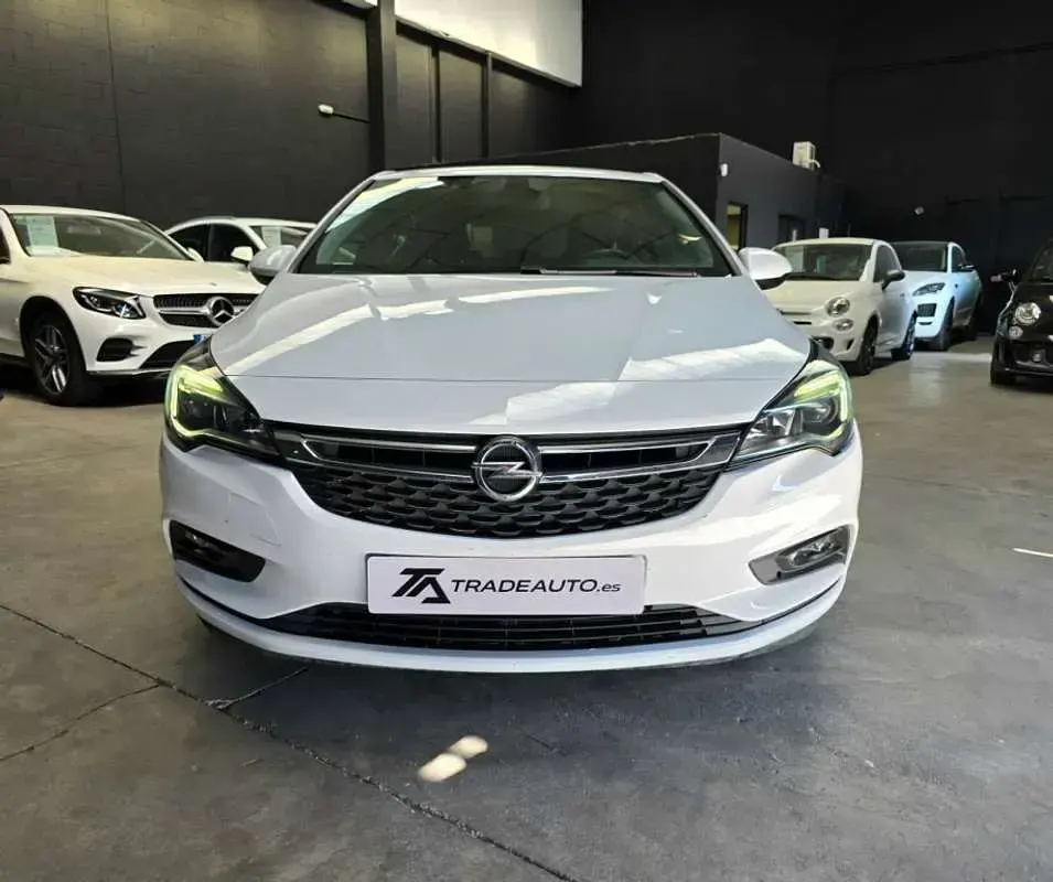 Usado Opel Astra Dynamic 110 CV (80 kW) 2019 Blanco Utilitario
