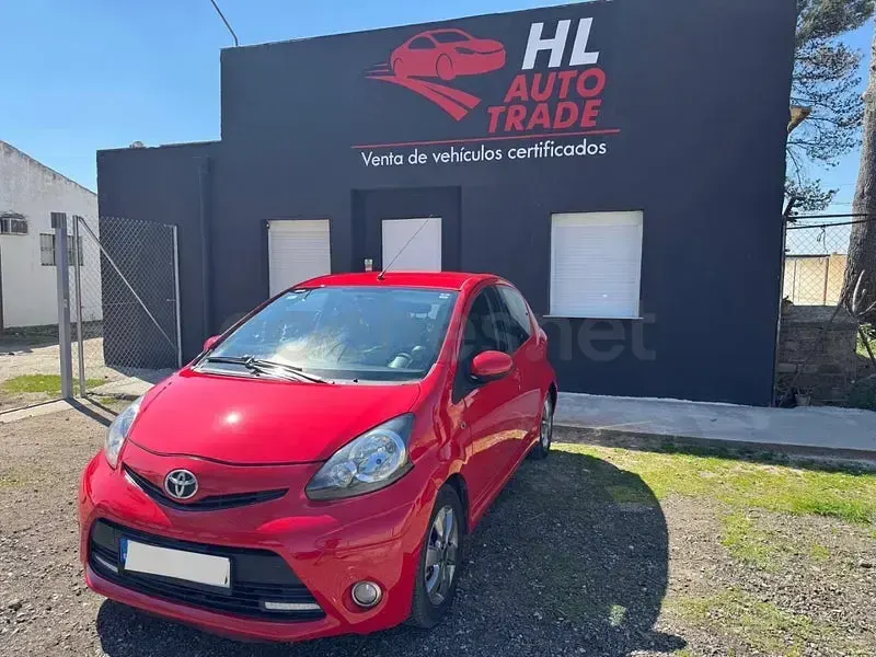 Usado Toyota Aygo Connect Style 68 CV (50 kW) 2012 Rojo Utilitario