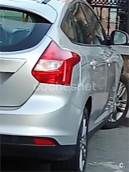 Usado Ford Focus Trend 95 CV (69 kW) 2011 Naranja Berlina