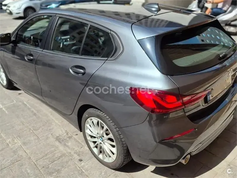 Usado BMW 118 Comfort Edition 140 CV (102 kW) 2021 Gris / plata Berlina