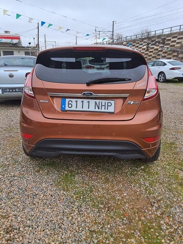 Usado Ford Fiesta 100 CV (73 kW) 2013 Marron