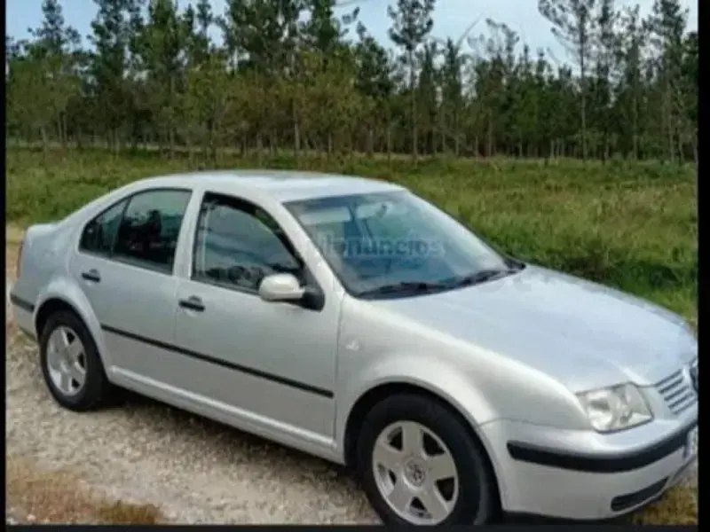 Usado VW Bora Highline 115 CV (84 kW) 2002 Gris / plata Berlina