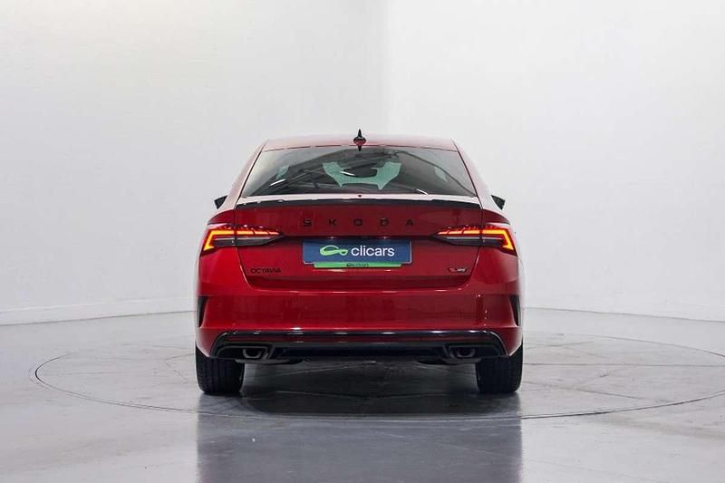 Usado Skoda Octavia RS 265 CV (194 kW) 2025 Rojo Utilitario